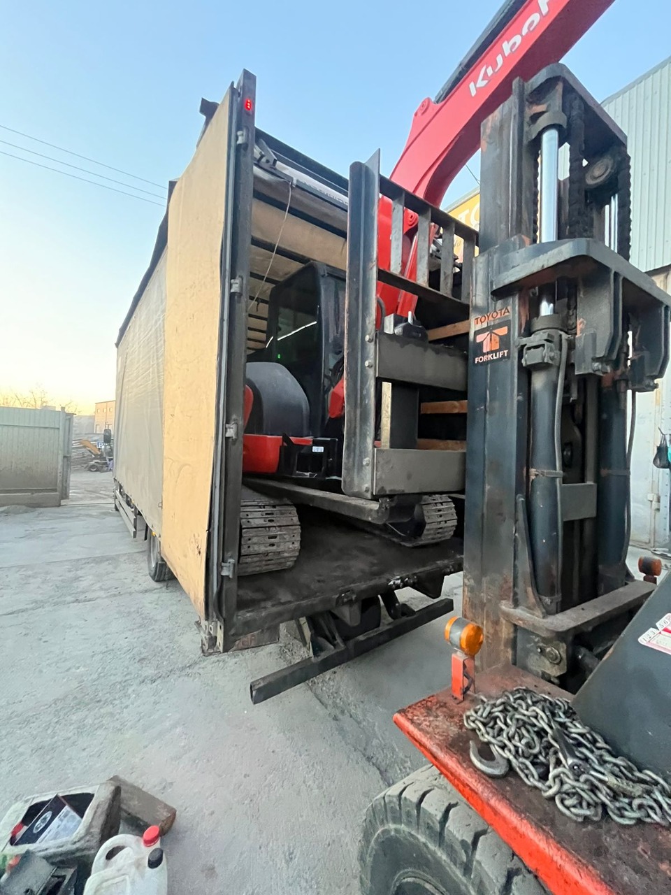 Экскаватор на ходу Владивосток - с. Ижма